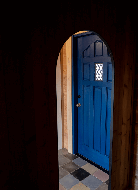 鮮やかな青の扉がある家の写真