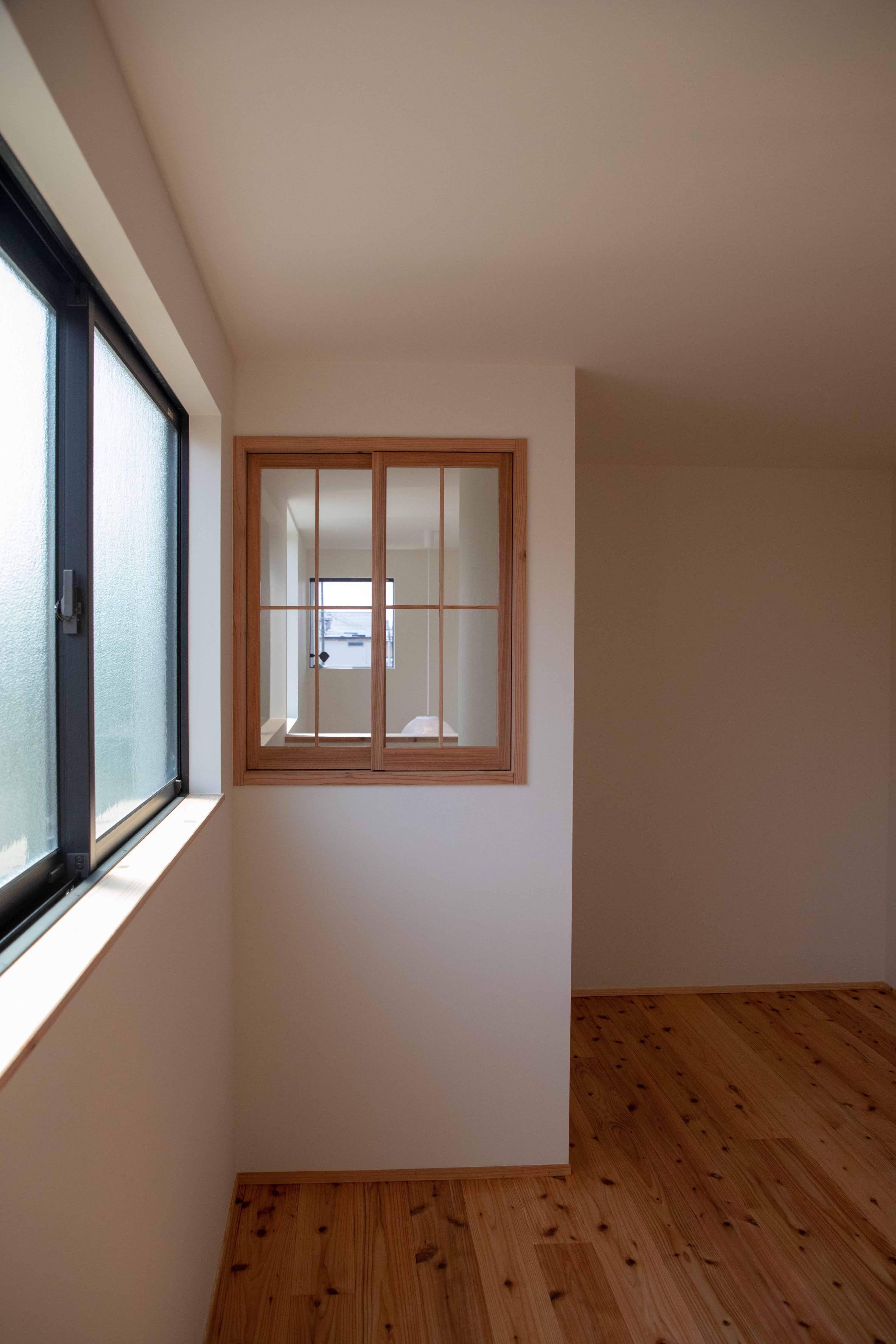 木製室内小窓