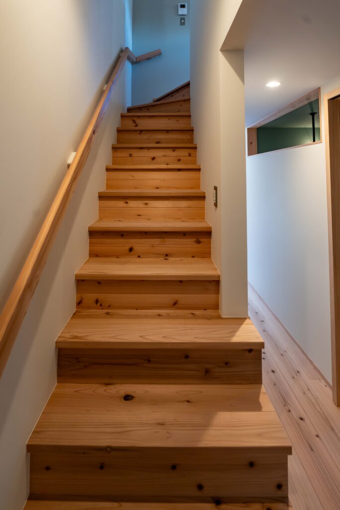 オリジナル階段　無垢杉の階段