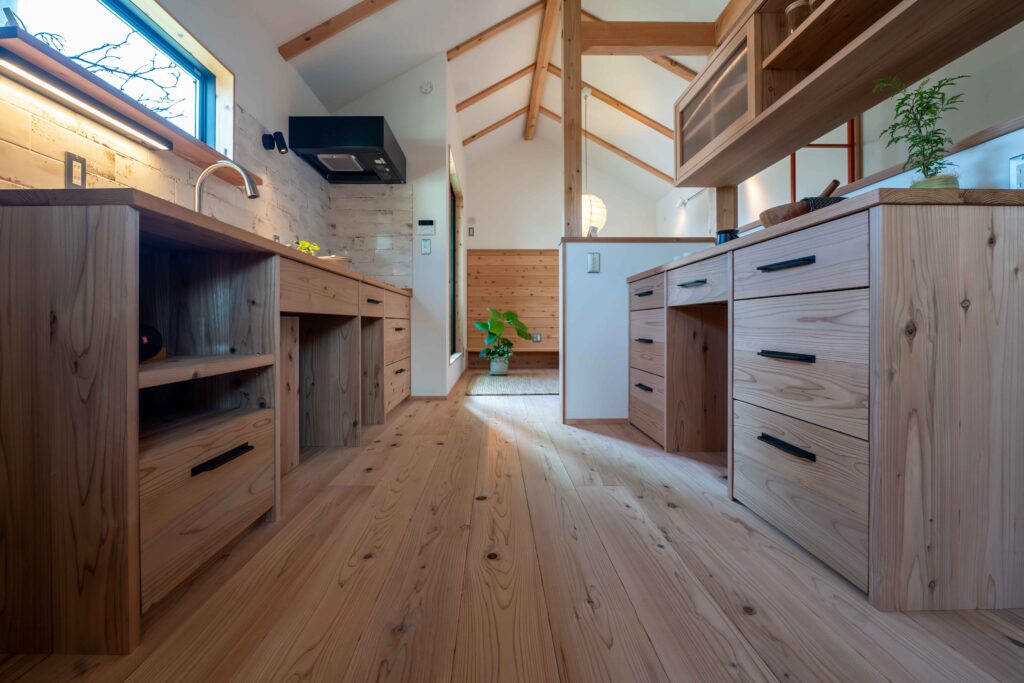 造作キッチン　造作カップボード　勾配天井