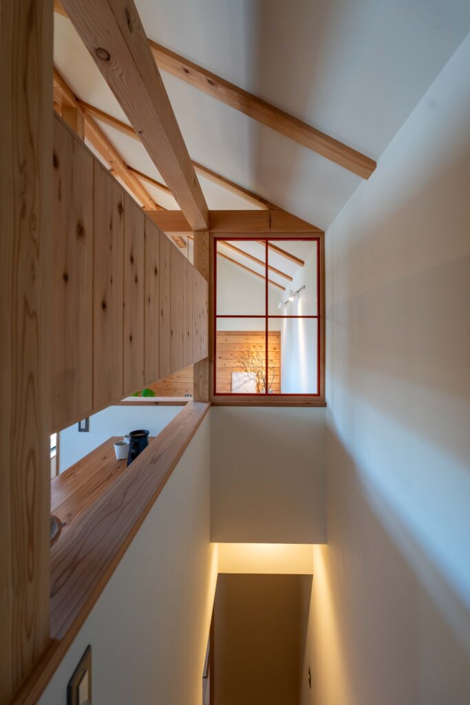 階段上　室内窓