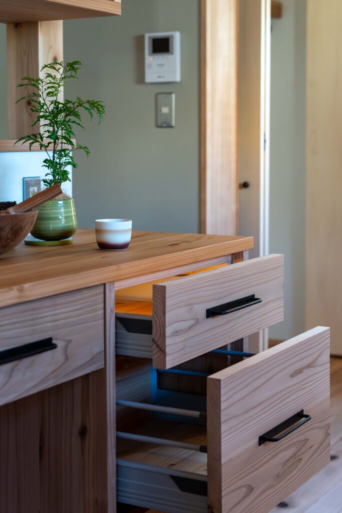 杉板　造作カップボード
　ソフトクローズ引出し