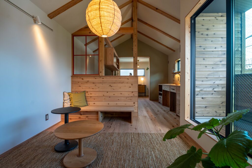 リビング　勾配天井　ベランダ　造作家具　ベンチ　杉板