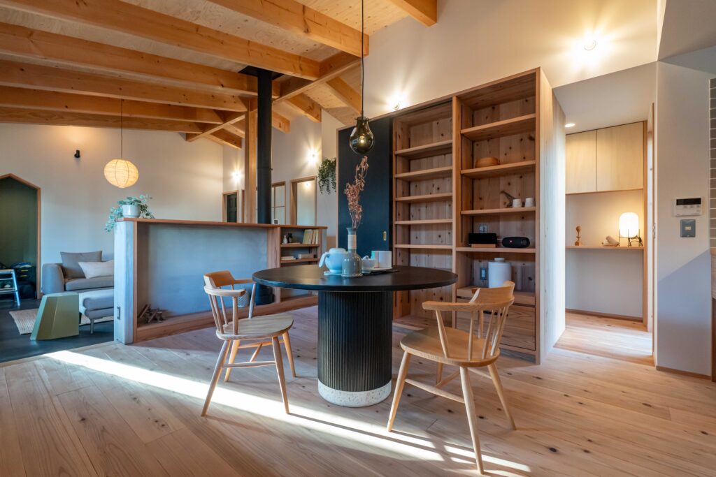 新築見学会　ヤマネコハウス　
勾配天井の平屋のリビング　