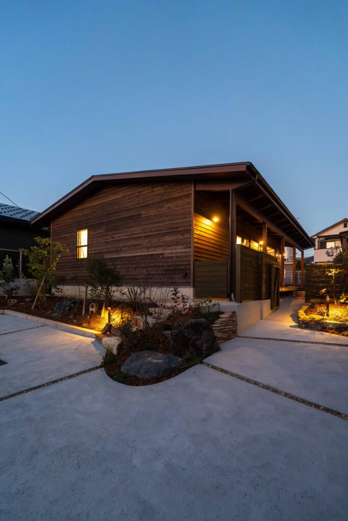 大津市南郷　新築平屋見学会　ヤマネコハウス　板張りの外観　夜景