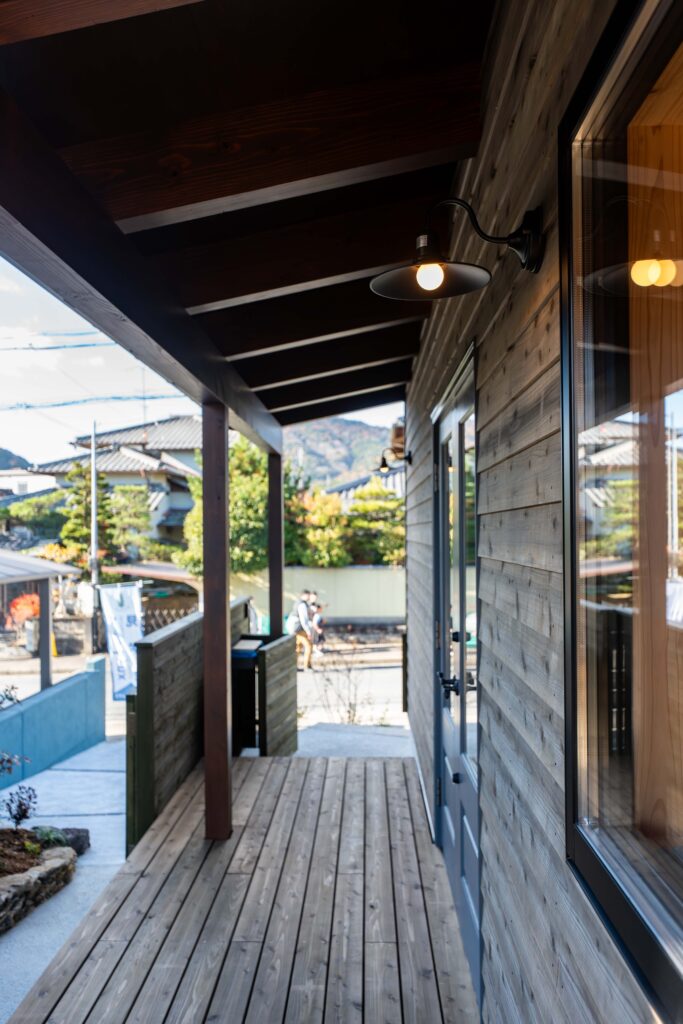 大津市南郷見学会　ウッドデッキ　玄関　板張りの外観　杉の家