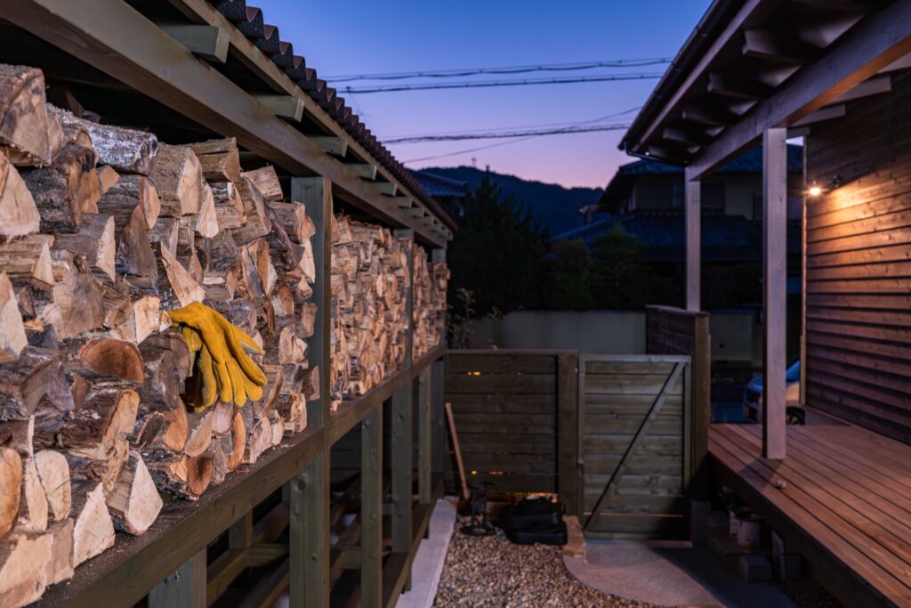 新築見学会　薪ストーブ用の薪　薪棚　ウッドデッキ