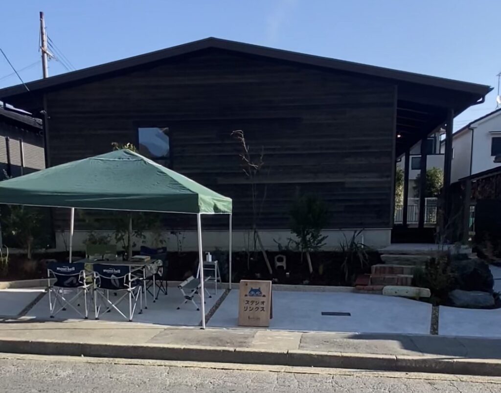 大津市南郷　新築平屋見学会　ヤマネコハウス　板張りの外観
