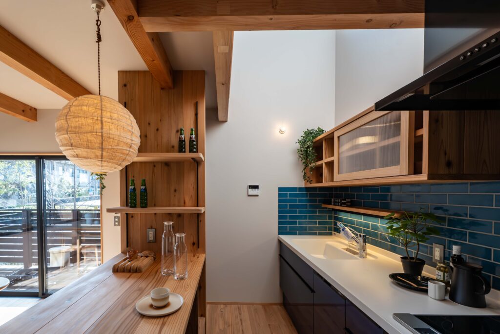 左京区岩倉新築見学会　ヤマネコハウス　ひとりヤマネコの家　コンパクトな造作カウンター付キッチン