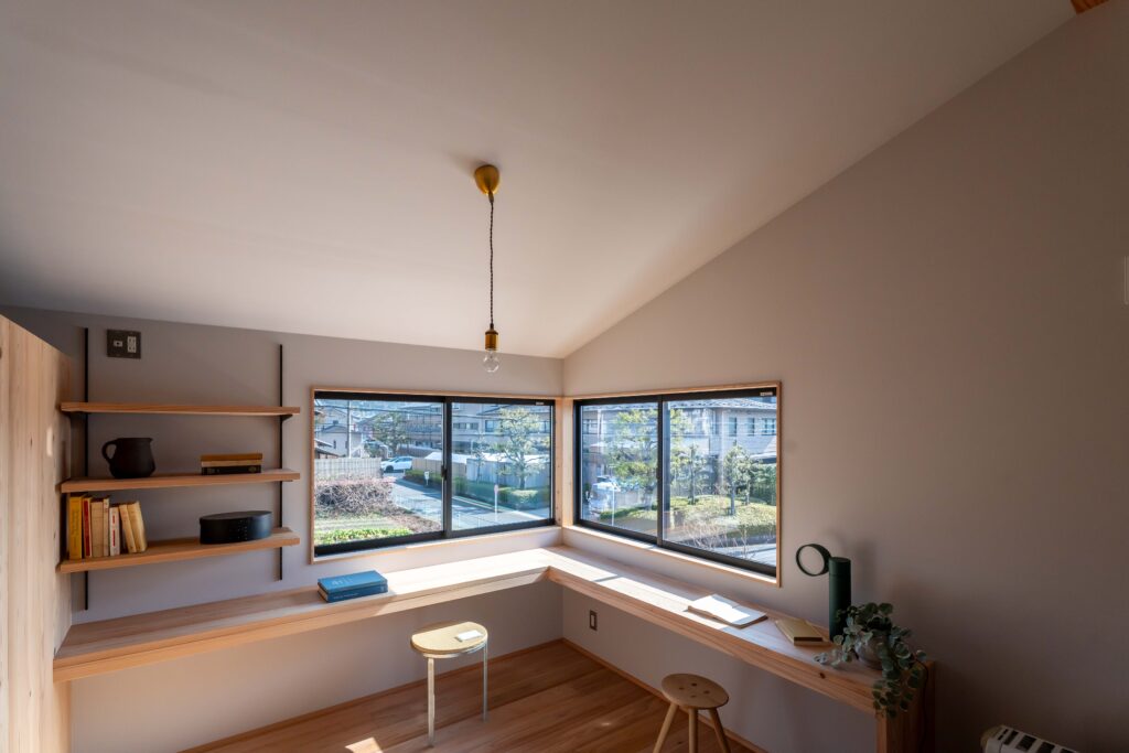 左京区岩倉新築見学会　ヤマネコハウス　ひとりヤマネコの家　書斎　開口部
