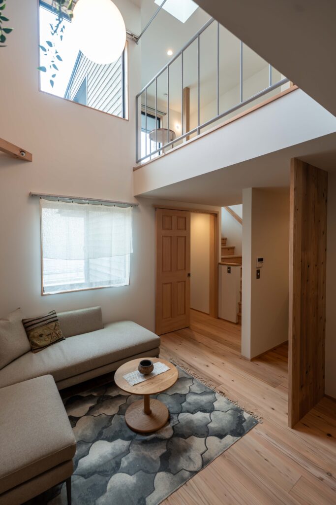 ヤマネコハウス　ひとりヤマネコの家　木の家　一人暮らしの新築　Ousia　ホームステージング　リビング　杉の香り